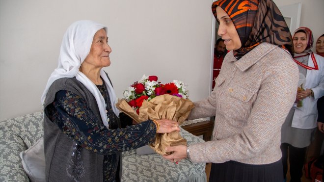 Malatya'da evde sağlık hizmetleri ekibi 86 yaşındaki kişiyi ziyaret etti