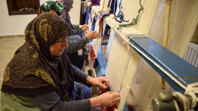 MALATYA - Kadınlar halı dokuyarak üretime katkı sunuyor1