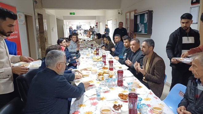 Malazgirtli iş insanı öğrenciler için iftar programı düzenledi1