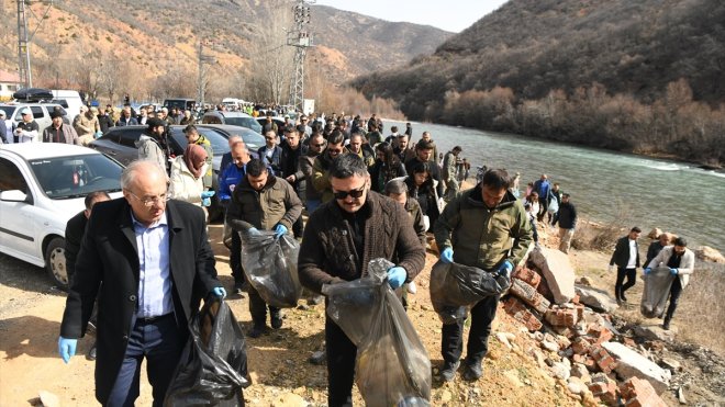 Munzur Vadisi'nde 400 kişinin katılımıyla çevre temizliği yapıldı