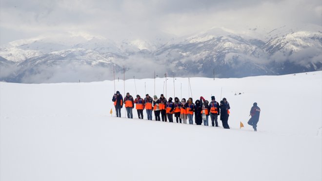 MUŞ - AFAD ekipleri, gönüllülere çığda arama kurtarma eğitimi verdi1