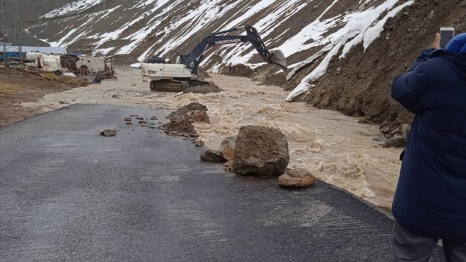 MUŞ - Bazı ev ve ahırları su bastı1