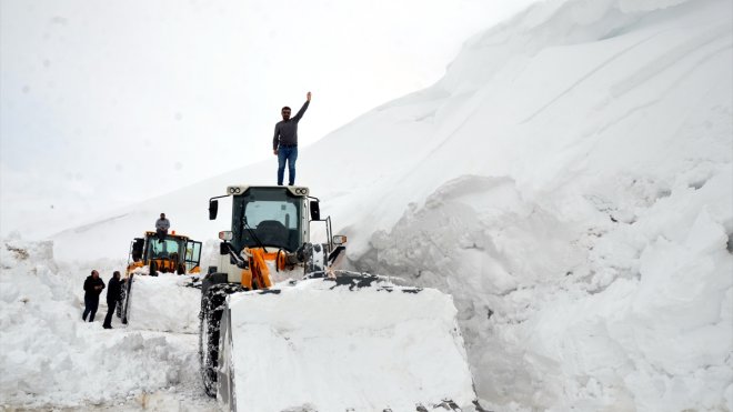 MUŞ - Ekipler karla mücadele çalışmalarını sürdürüyor1