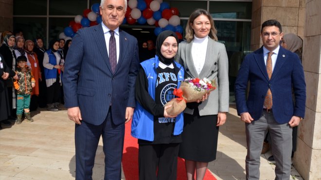 Muş'ta Gençlik Merkezi'ndeki kadınların yaptığı ürünler sergilendi