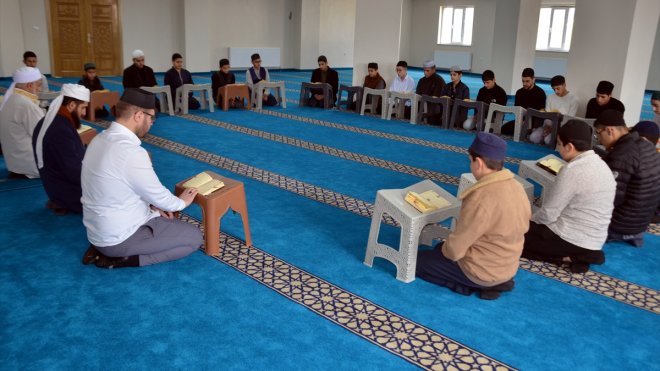 Muş'ta hafızlık eğitimi alan öğrenciler Filistinliler için Kur'an-ı Kerim okuyor