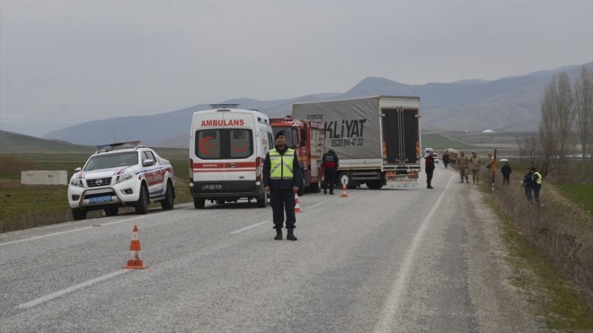 Muş'ta iki aracın çarpıştığı kazada bir kişi öldü 2 kişi yaralandı