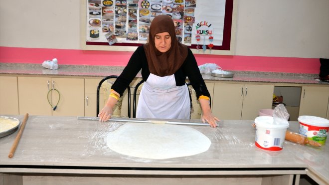 Muş'ta kadınlar katıldıkları aşçılık kursunda iftarlık yemekler hazırlıyor