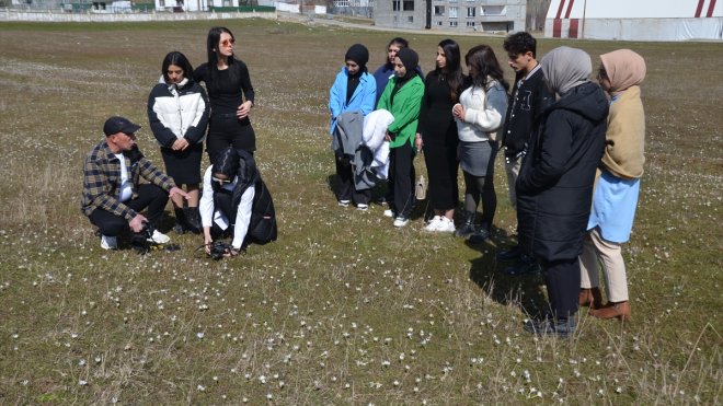 Muş'ta kursiyerler kardelenlerin açtığı bölgeyi fotoğrafladı