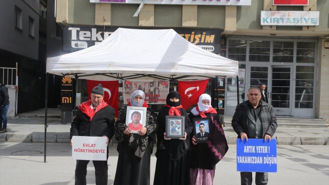 MUŞ - Muşlu aileler çocukları için DEM Parti önündeki eylemlerini sürdürdü1