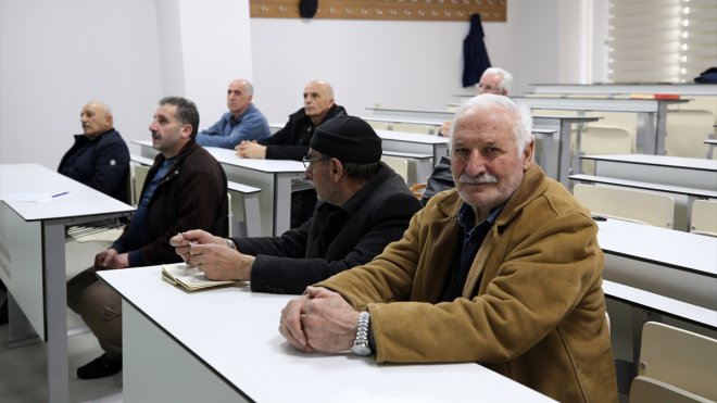 MUŞ - Öğrenmenin yaşı olmaz diyerek 60 yaşında üniversiteli oldular1