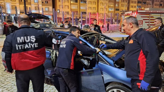Muş'ta park halindeki otomobilde patlama oldu, sürücü yaralandı