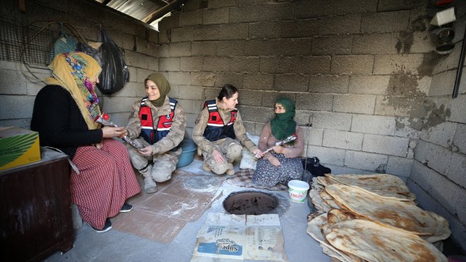 Muş'ta kadın komutanlar, köydeki kadınların gününü kutladı