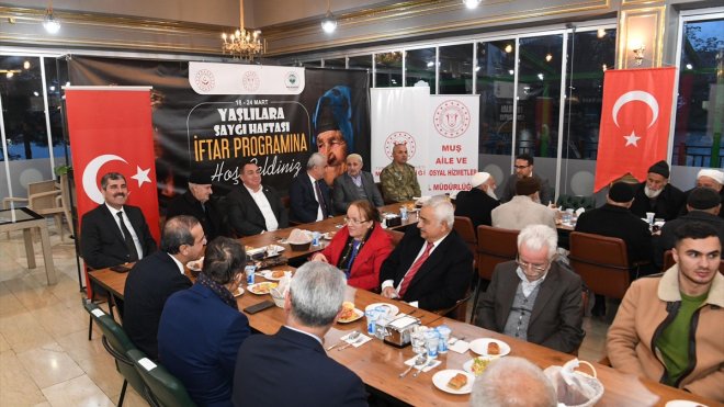 Muş'ta yaşlılar iftarda buluştu