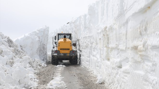 MUŞ - Vali Çakır, metrelerce karın bulunduğu yolda çalışan ekipleri ziyaret etti1