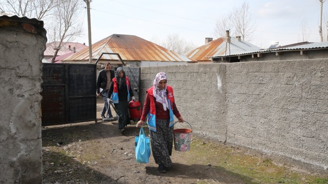 Vefa ekibi ihtiyaç sahibi ailelere ramazanda yemek ulaştırıyor