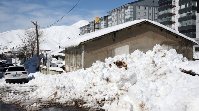 MUŞ - Yüksek rakımlı köylerde kar yağışı ulaşımın aksamasına neden oldu1