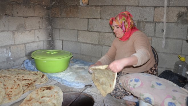 Muşlu kadınlar ramazan için tandırda ekmek pişiriyor