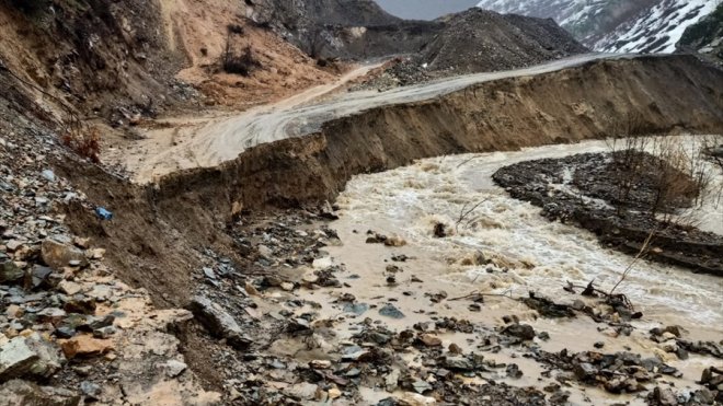 Şemdinli'de yolunda çökme yaşanan köye ulaşım sağlanamıyor