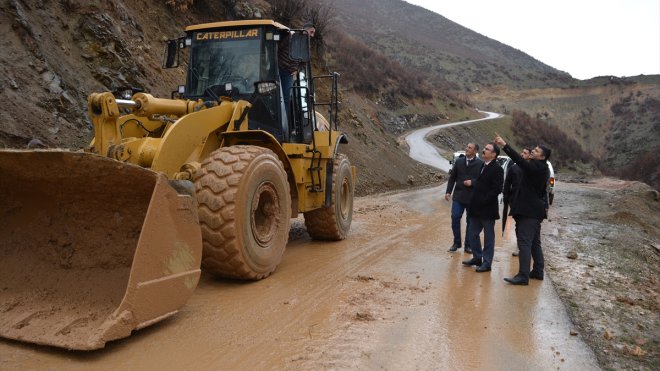 Şemdinli-Derecik kara yolu derenin taşması sonucu kapandı