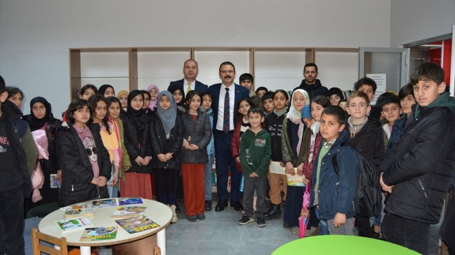 Şemdinli Kaymakamı Ateş, ilçe kütüphanesini ziyaret etti