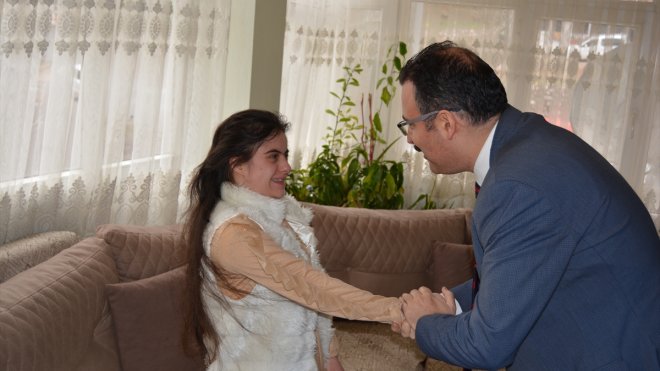 Şemdinli Kaymakamı Ateş, özel çocukları ziyaret etti