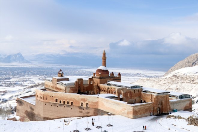 Tarihi martta kaplandı karla Sarayı Paşa İshak 1