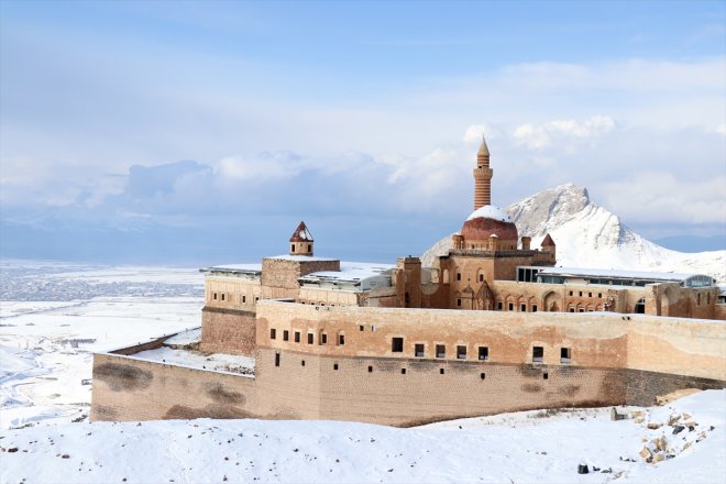 Tarihi Sarayı martta karla Paşa İshak kaplandı 5