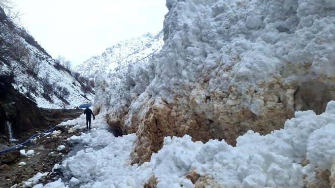 VAN - Çığ nedeniyle kapanan Van-Çatak kara yolunda çalışmalar devam ediyor1