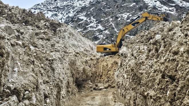 Van'da çığın düştüğü mahalle yolunda çalışma başlatıldı