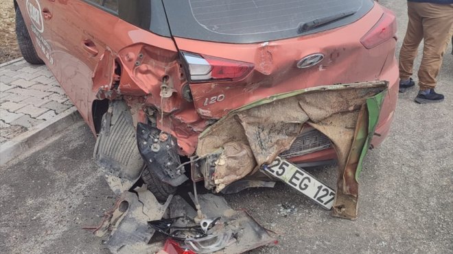 Van'da iki otomobilin çarpıştığı kazada 4 kişi yaralandı