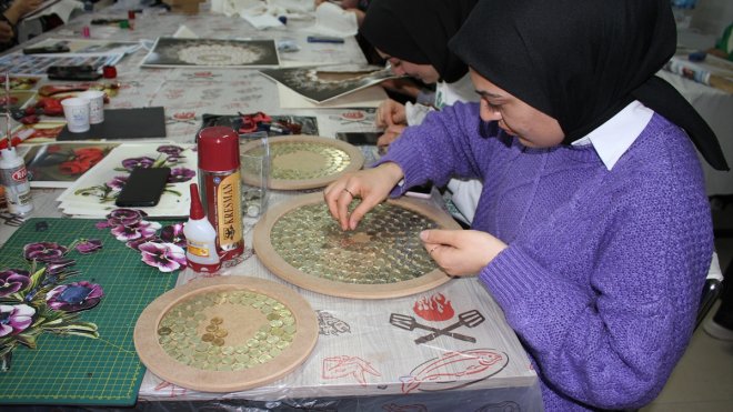 Van'da kurslara katılan kadınlar becerilerini geliştiriyor