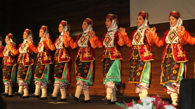 Van'da "Halkoyunları Şenliği" düzenlendi