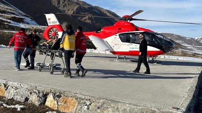 VAN - Hamile kadın ambulans helikopterle hastaneye ulaştırıldı1