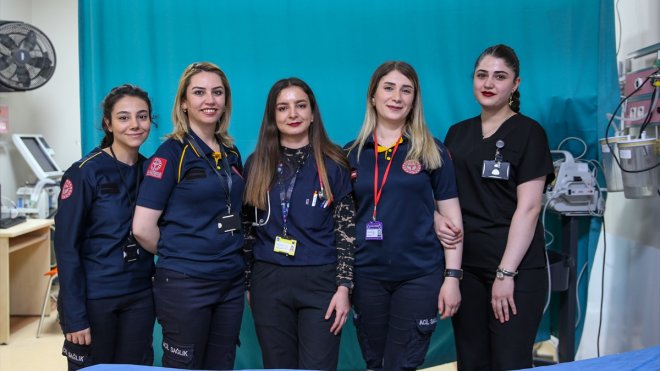 Kadın sağlık çalışanları 8 Mart'ta da görev başında