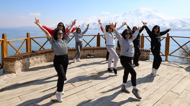 Van'da kadınlar Akdamar Adası'nda spor yaptı