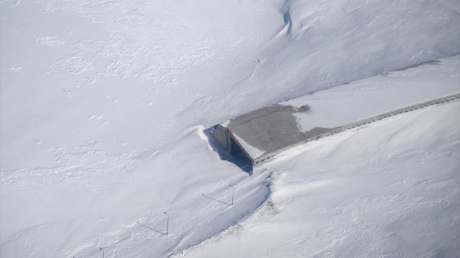 VAN - Karın günlerdir geçit vermediği Van-Bahçesaray yolu helikopterden görüntülendi1