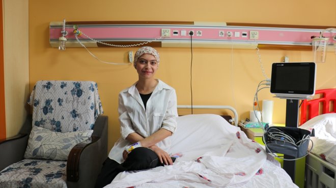 VAN - Lösemi tedavisi gören İlayda hastane odasında üniversite sınavına hazırlanıyor1