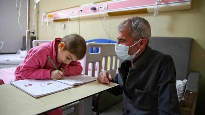 Lösemili çocukların eğitimden geri kalmaması için "gönüllü" oldular