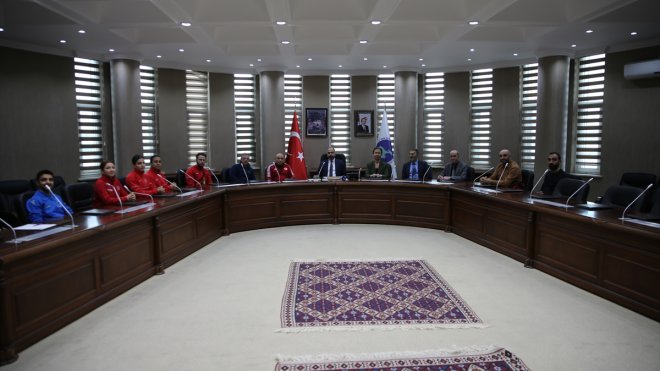 Van YYÜ Rektörü Şevli, başarılı sporcuları ödüllendirdi1