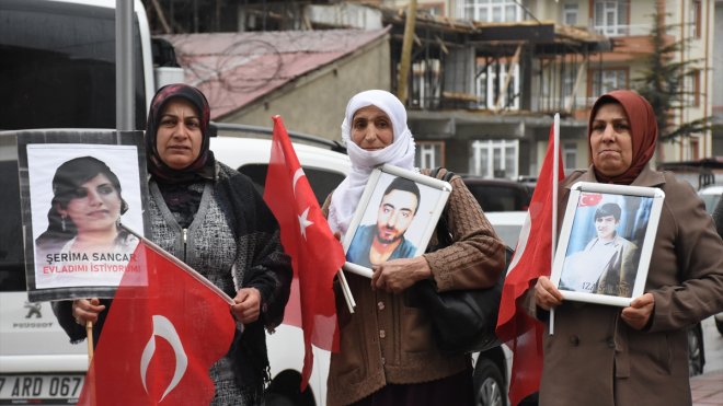 Vanlı aileler DEM Parti İl Başkanlığı önündeki eylemlerini sürdürüyor