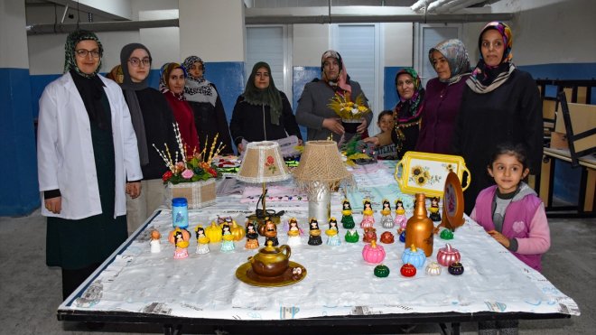 Vanlı kadınlar okulun bodrum katında atıl malzemeleri süs eşyasına dönüştürüyor