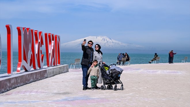 Vanlılar oy kullandıktan sonra Van Gölü sahiline gitti