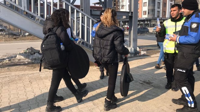 Yüksekova'da polisler, öğrencileri üst geçit kullanmaları için bilgilendirdi