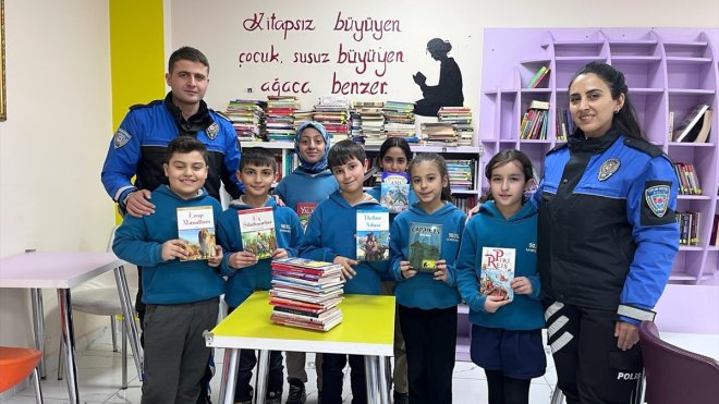 Yüksekova polisinden kütüphaneye kitap desteği