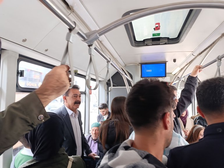 Ağrı Belediyesi Eş Başkanı Memet Akkuş ilk mesaisinde toplu ulaşımı kullandı1