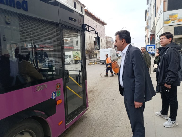 Ağrı Belediyesi Eş Başkanı Memet Akkuş ilk mesaisinde toplu ulaşımı kullandı2