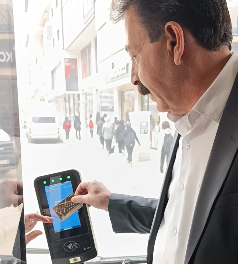 Ağrı Belediyesi Eş Başkanı Memet Akkuş ilk mesaisinde toplu ulaşımı kullandı4