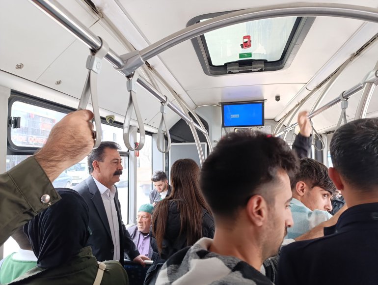 Ağrı Belediyesi Eş Başkanı Memet Akkuş ilk mesaisinde toplu ulaşımı kullandı5