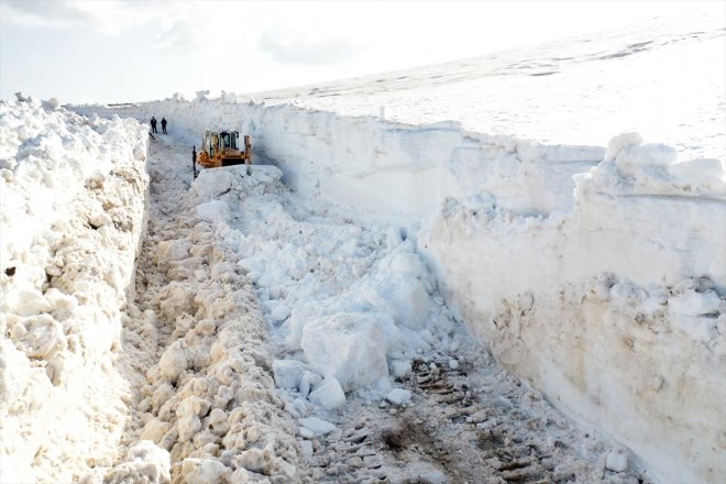 - ediyor kütleleriyle mücadele aşan boyunu dozerin Ekipler AĞRI kar 13