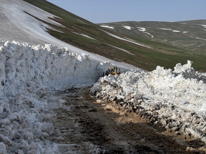 Ekipler boyunu AĞRI aşan kar kütleleriyle - ediyor dozerin mücadele 14